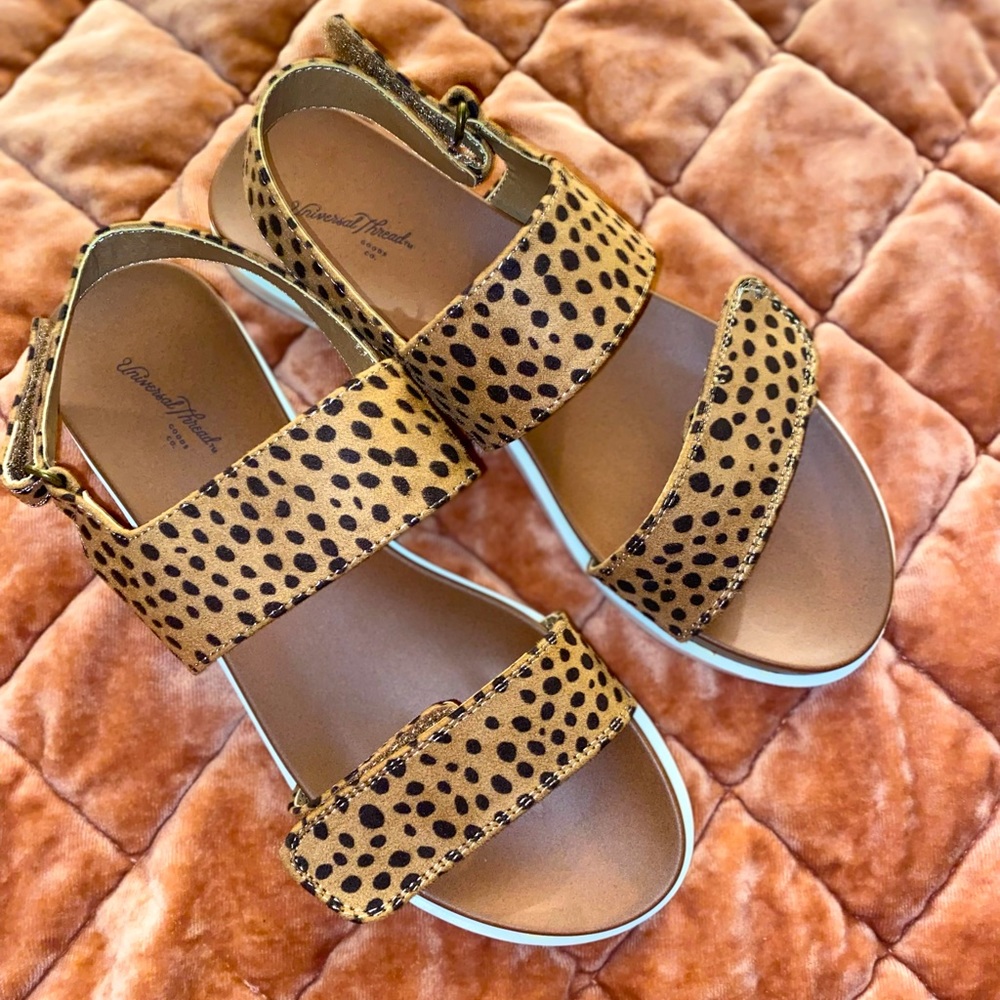 Universal thread brown women’s sandals NEW